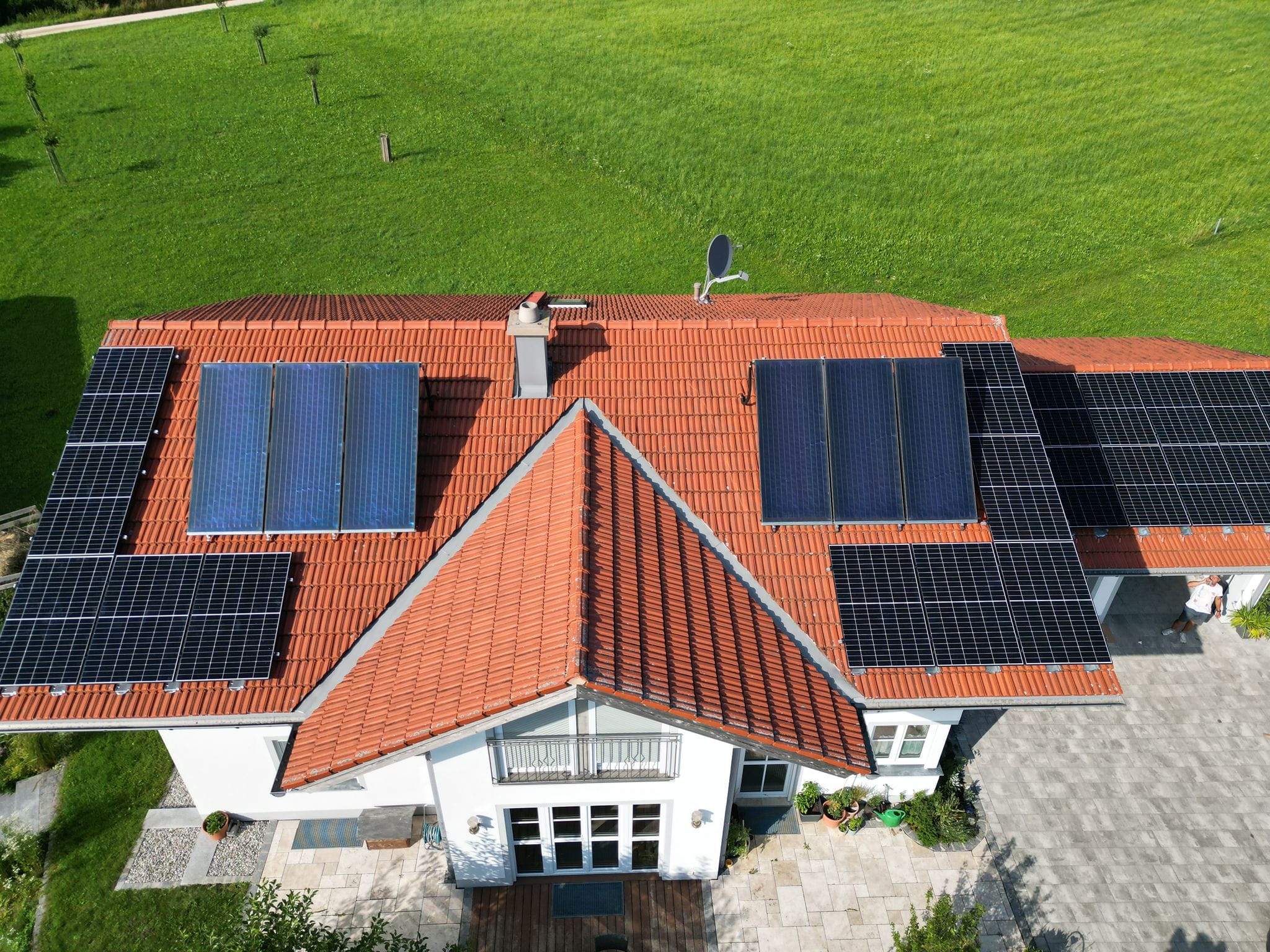 Hausdach mit Solar und Photovoltaik Anlage