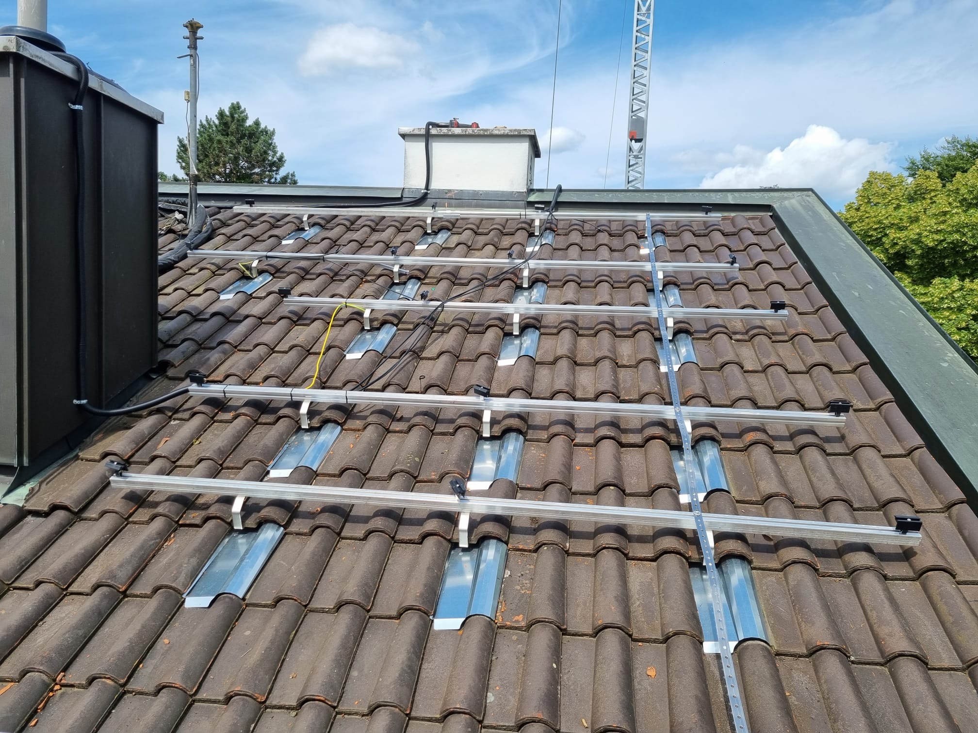 Dachmontage auf Metall Platten und mit Elektroinstallation