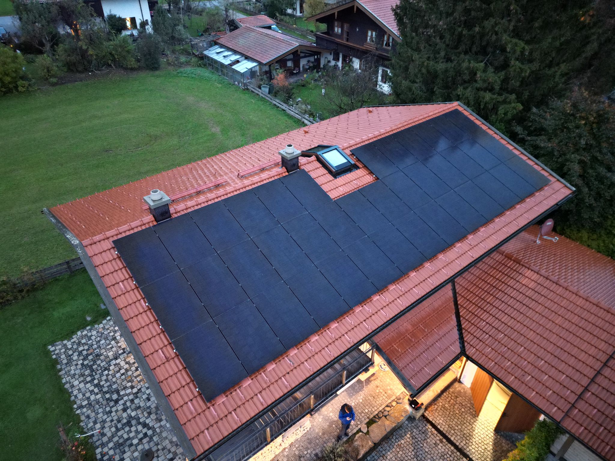 Neubauhaus mit großer Photovoltaik Anlage
