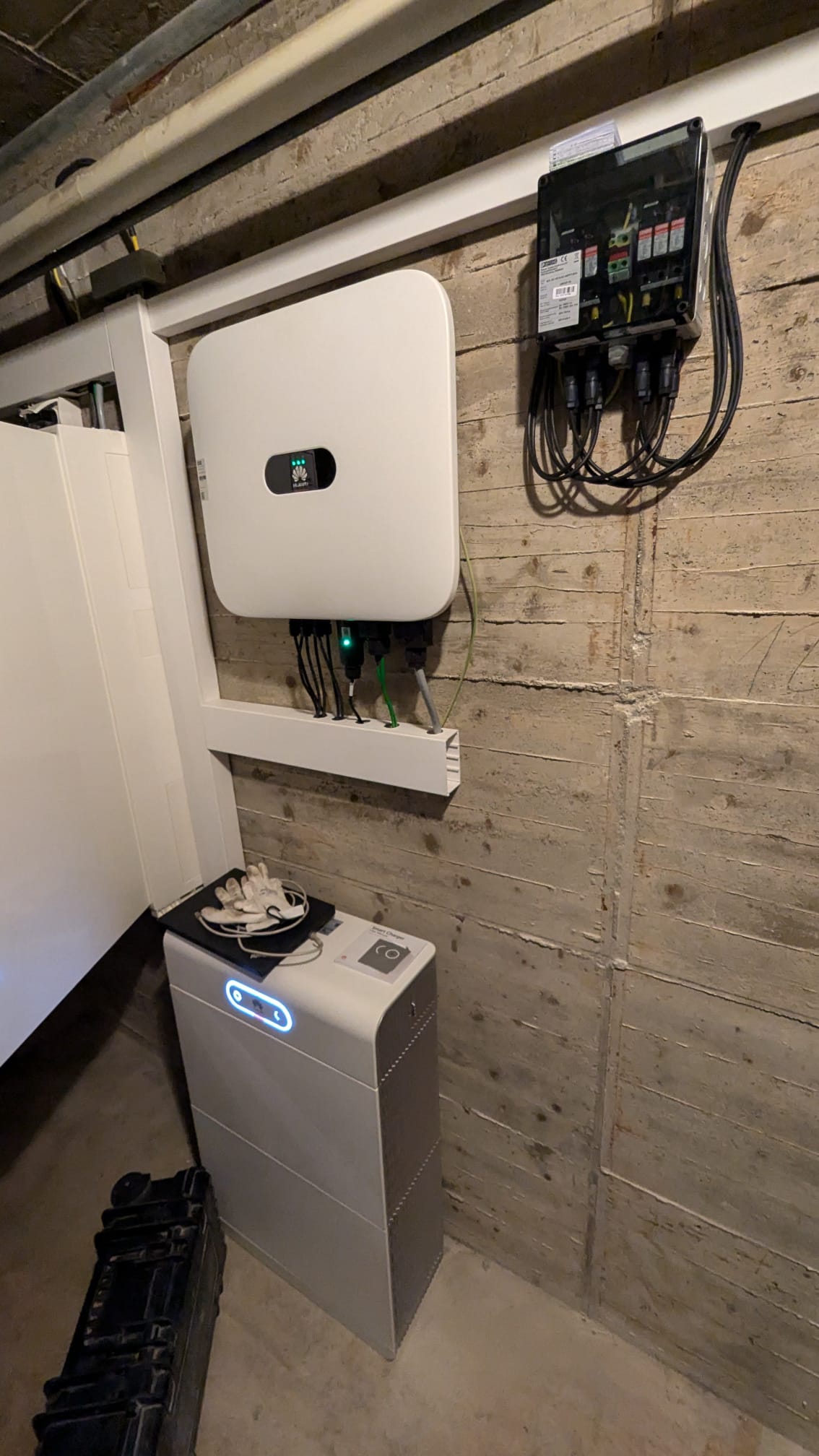 Moderner Wechselrichter und Photovoltaik Speicher im Keller
